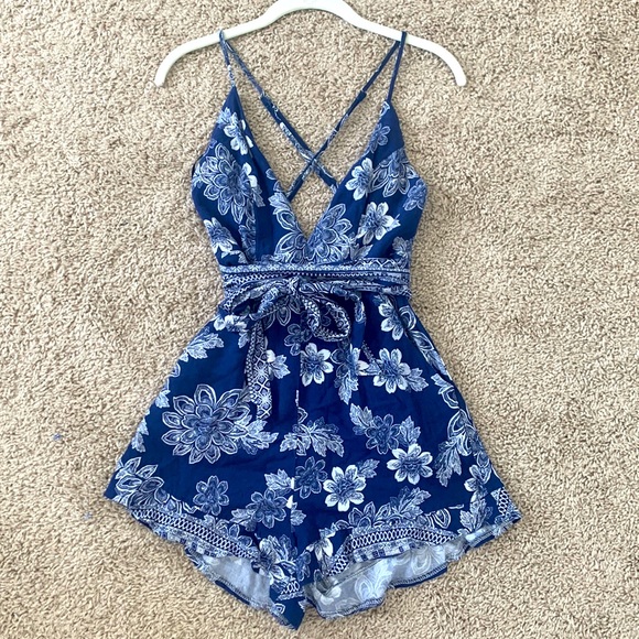 Selfie Leslie Pants - Selfie Leslie Floral Plunge Neckline Romper size S